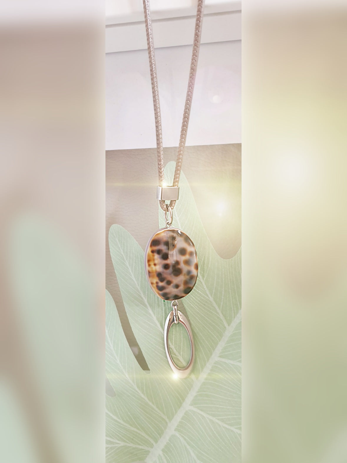 Kette aus Leder mit Anhänger aus Tiger Cowrie Muschel