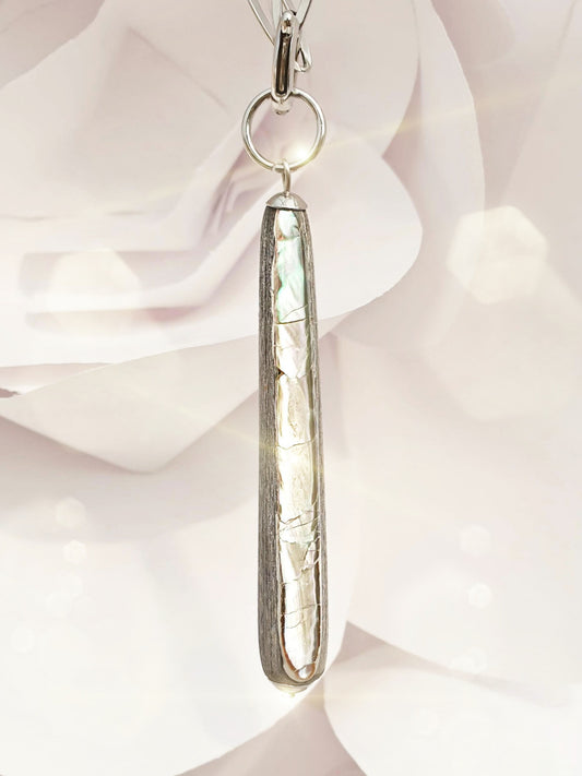 Langer, tropfenförmiger Anhänger aus grauem Horn mit Perlmuttauflage