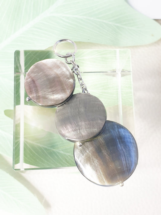 Langer Anhänger aus Perlmuttscheiben in Taupe