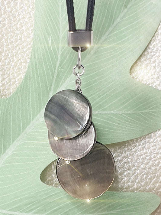 Langer Anhänger aus Perlmuttscheiben in Taupe