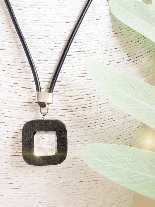 Anhänger aus Lava und Bergkristall