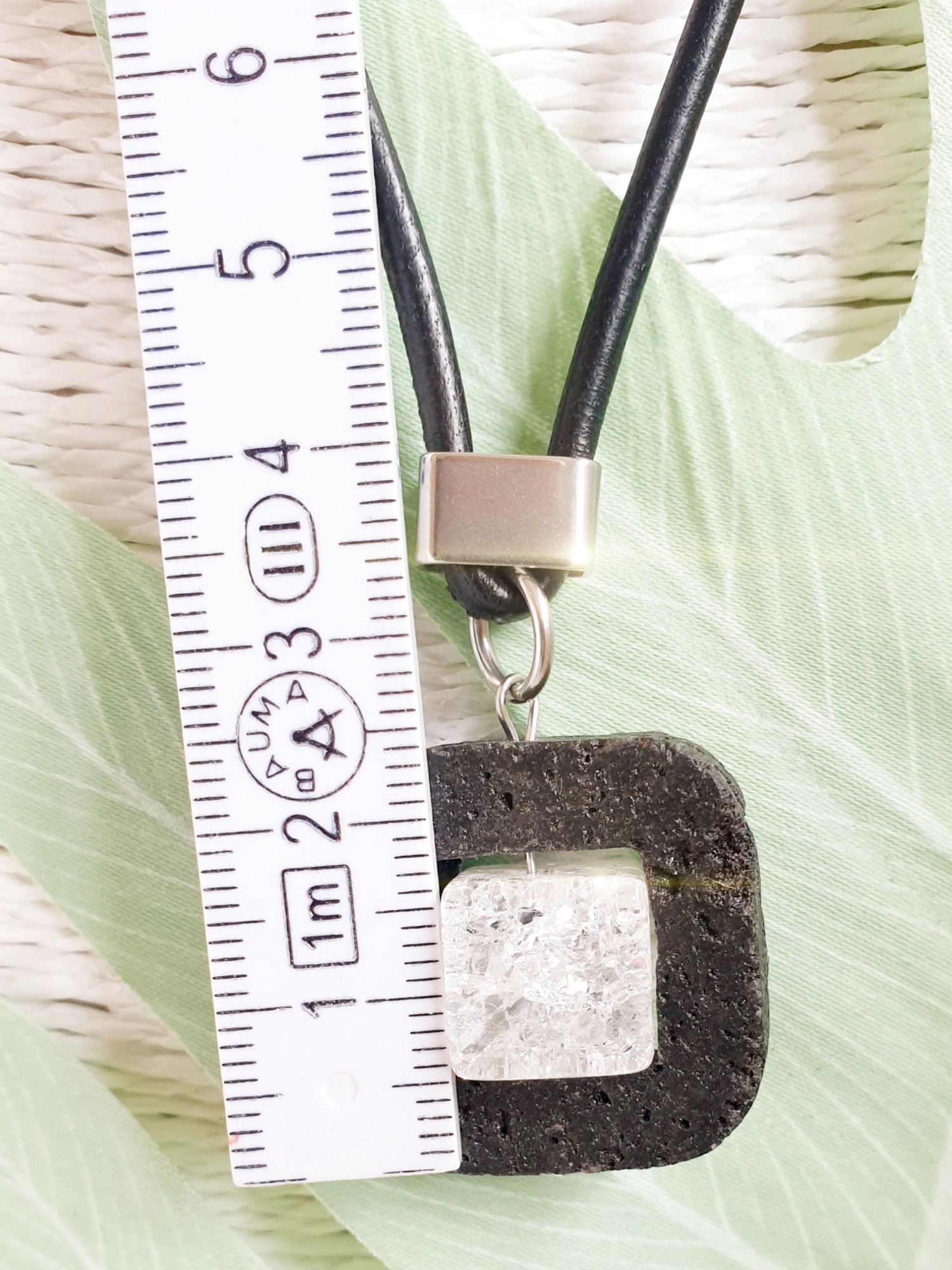 Anhänger aus Lava und Bergkristall