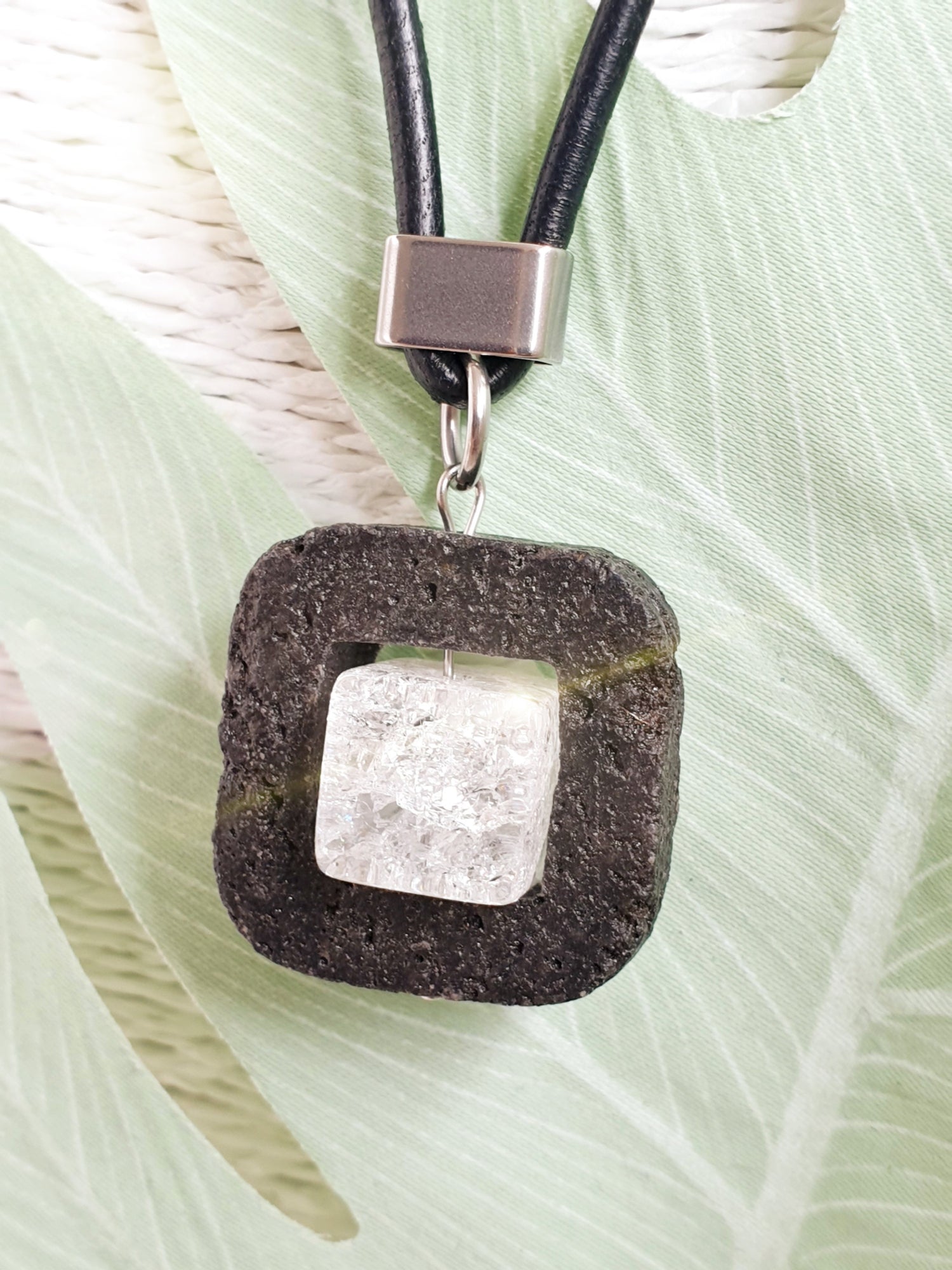 Anhänger aus Lava und Bergkristall
