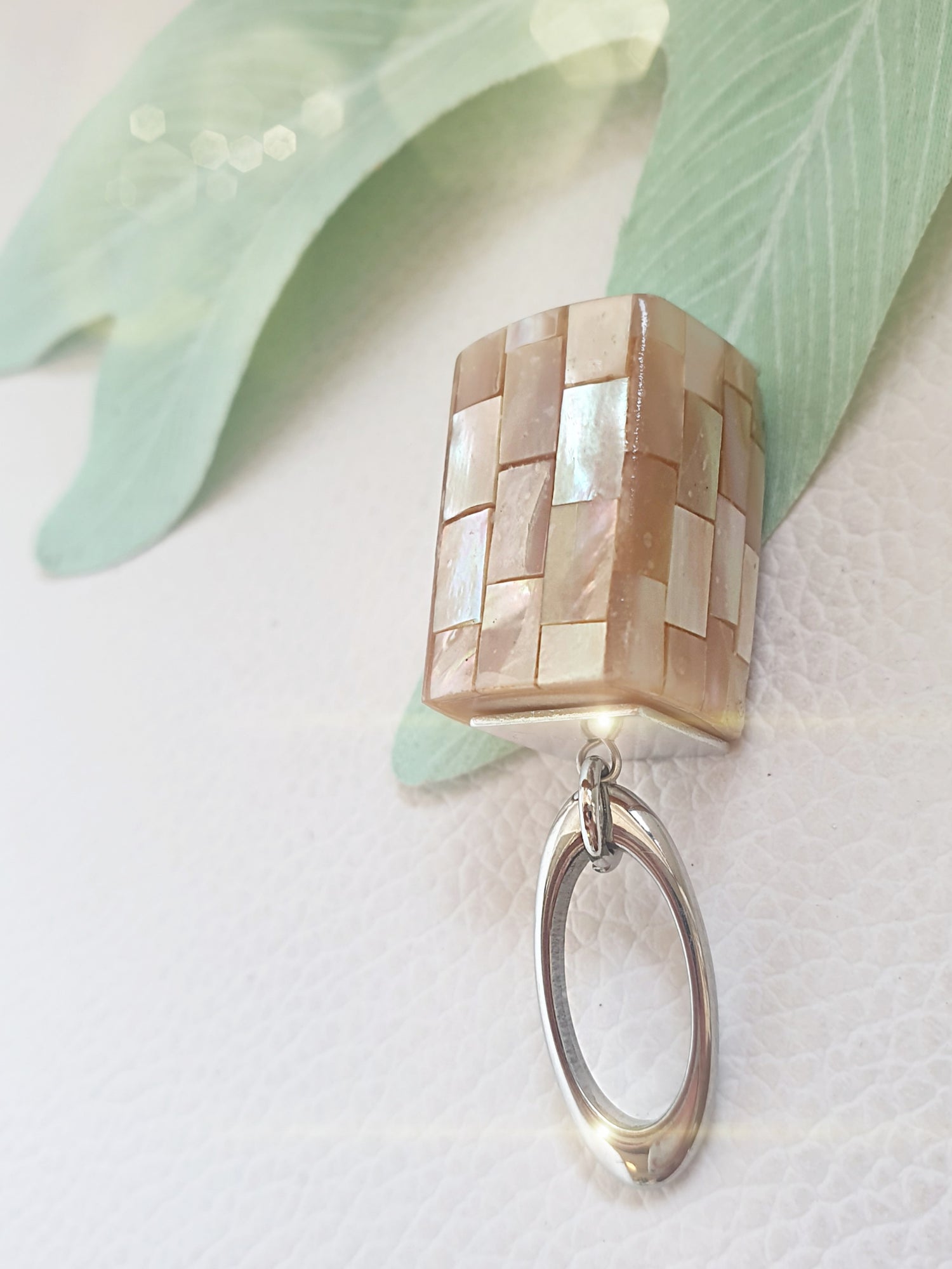 Langer Anhänger aus Perlmutt Mosaik und Edelstahlelement in Apricot