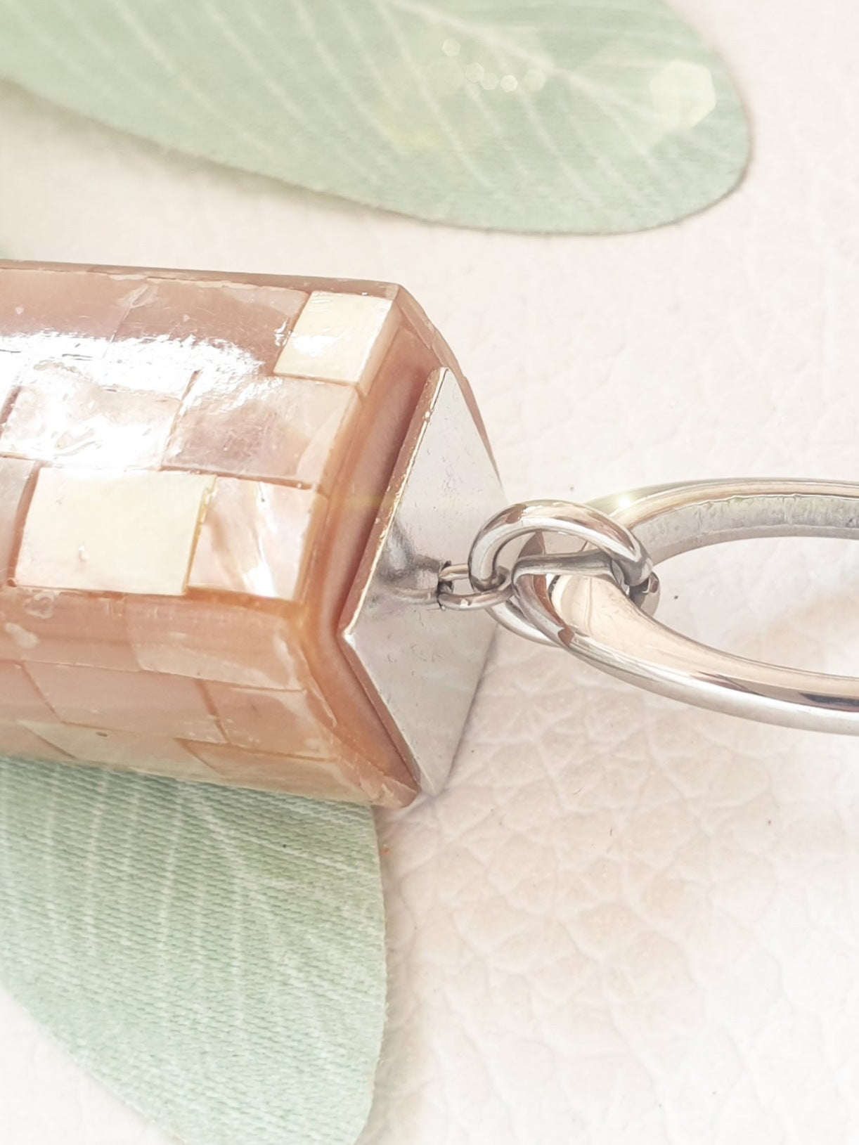 Langer Anhänger aus Perlmutt Mosaik und Edelstahlelement in Apricot Nahaufnahme