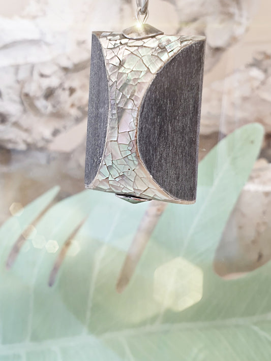 Eckiger Anhänger aus mattem Horn mit Perlmutt Auflage