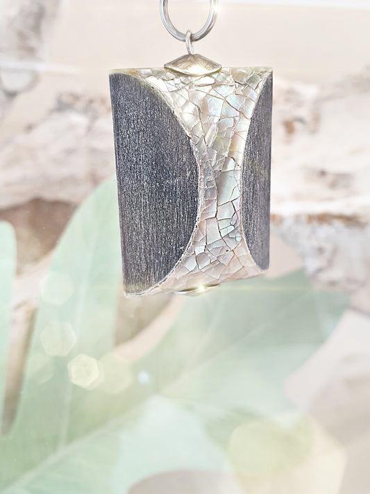 Eckiger Anhänger aus mattem Horn mit Perlmutt Auflage