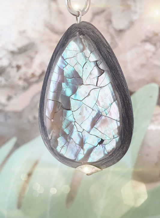 Anhänger aus Horn mit Perlmutt Auflage