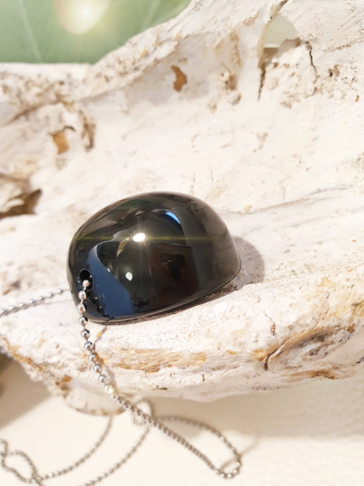 Anhänger aus Regenbogenobsidian in Tropfenform Schwarz