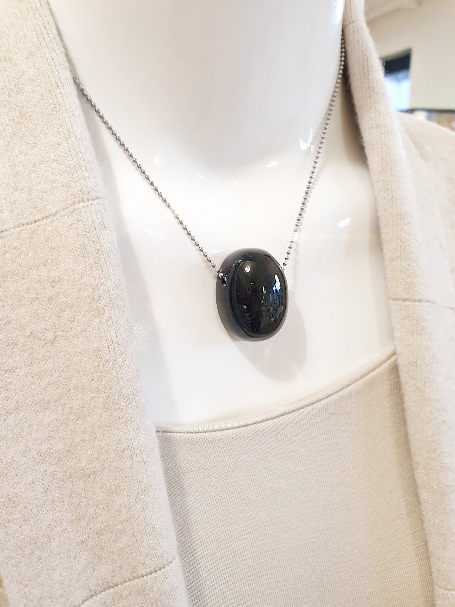 Anhänger aus Regenbogenobsidian in Tropfenform Schwarz