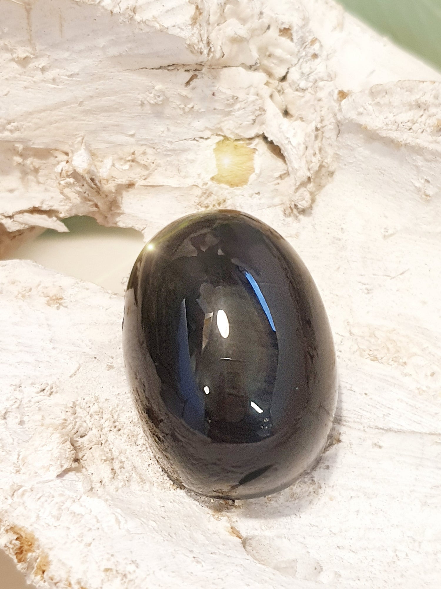 Anhänger aus Regenbogenobsidian in Tropfenform Schwarz