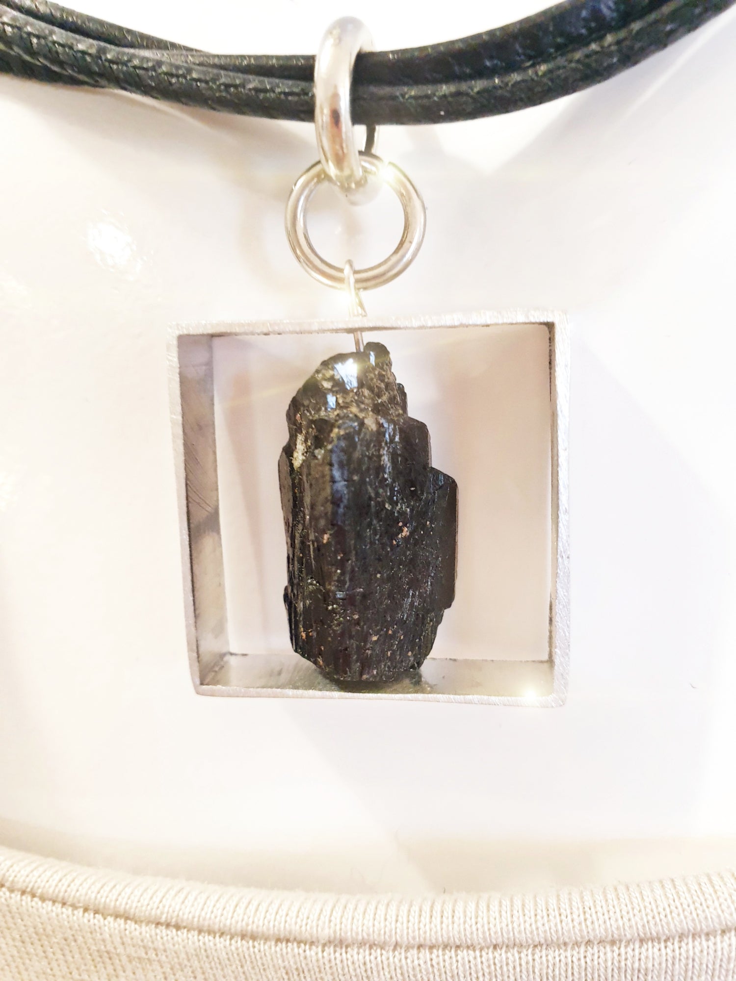 Anhänger aus Aluminium mit Tektit an schwarzer Lederkette