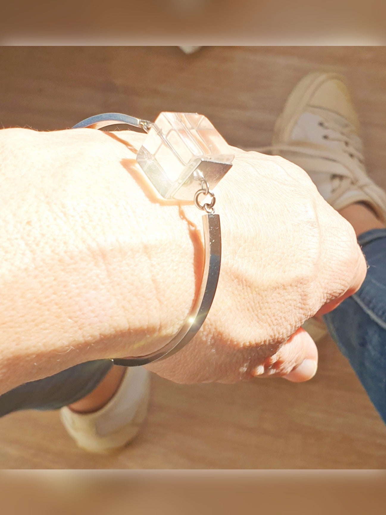 Armband aus Edelstahl mit großem Bergkristallwürfel Tragefoto