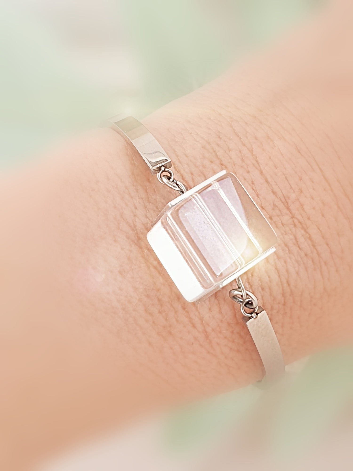 Armband aus Edelstahl mit großem Bergkristallwürfel detail