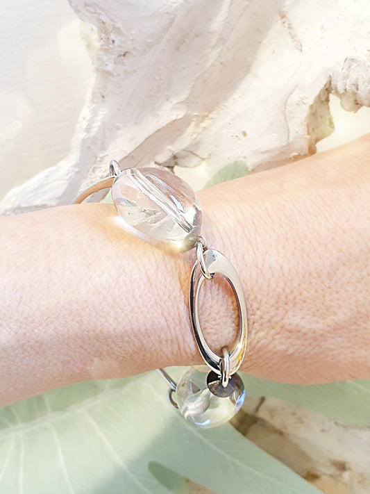 Armband mit Bergkristall Nuggets mit Blauschimmer und Edelstahlelementen