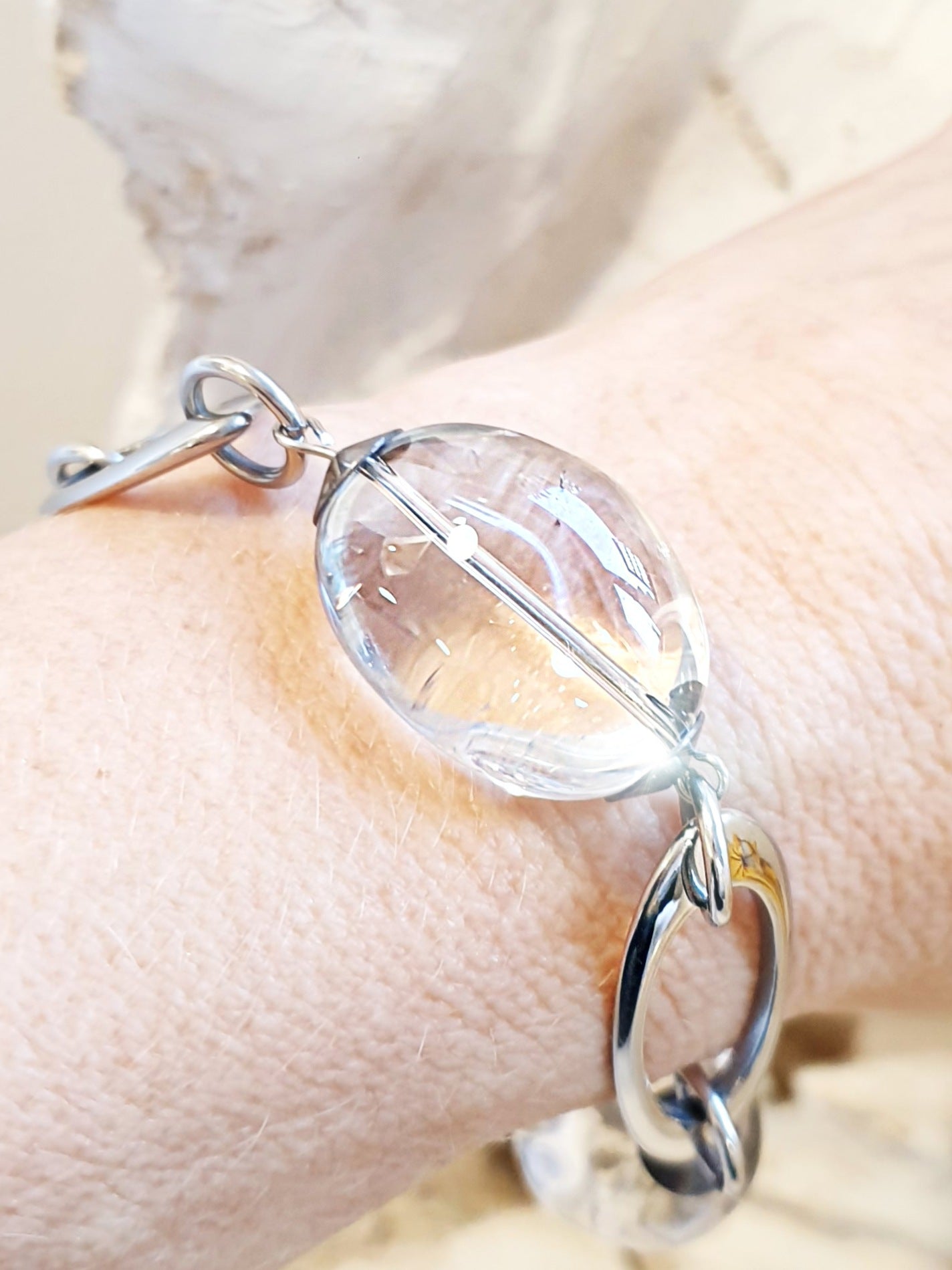 Armband mit Bergkristall Nuggets mit Blauschimmer und Edelstahlelementen