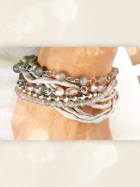 Armband im Boho Style mit unterschiedlichen Edelsteinen Mondstein, Labradorit und Achat in Grau taupe tönen