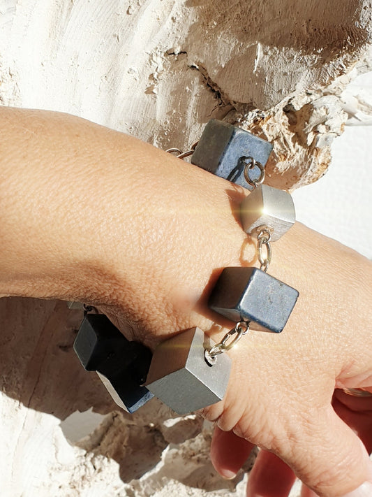 Armband in Blau mit großen dumortierit und Akkuminimum würfeln