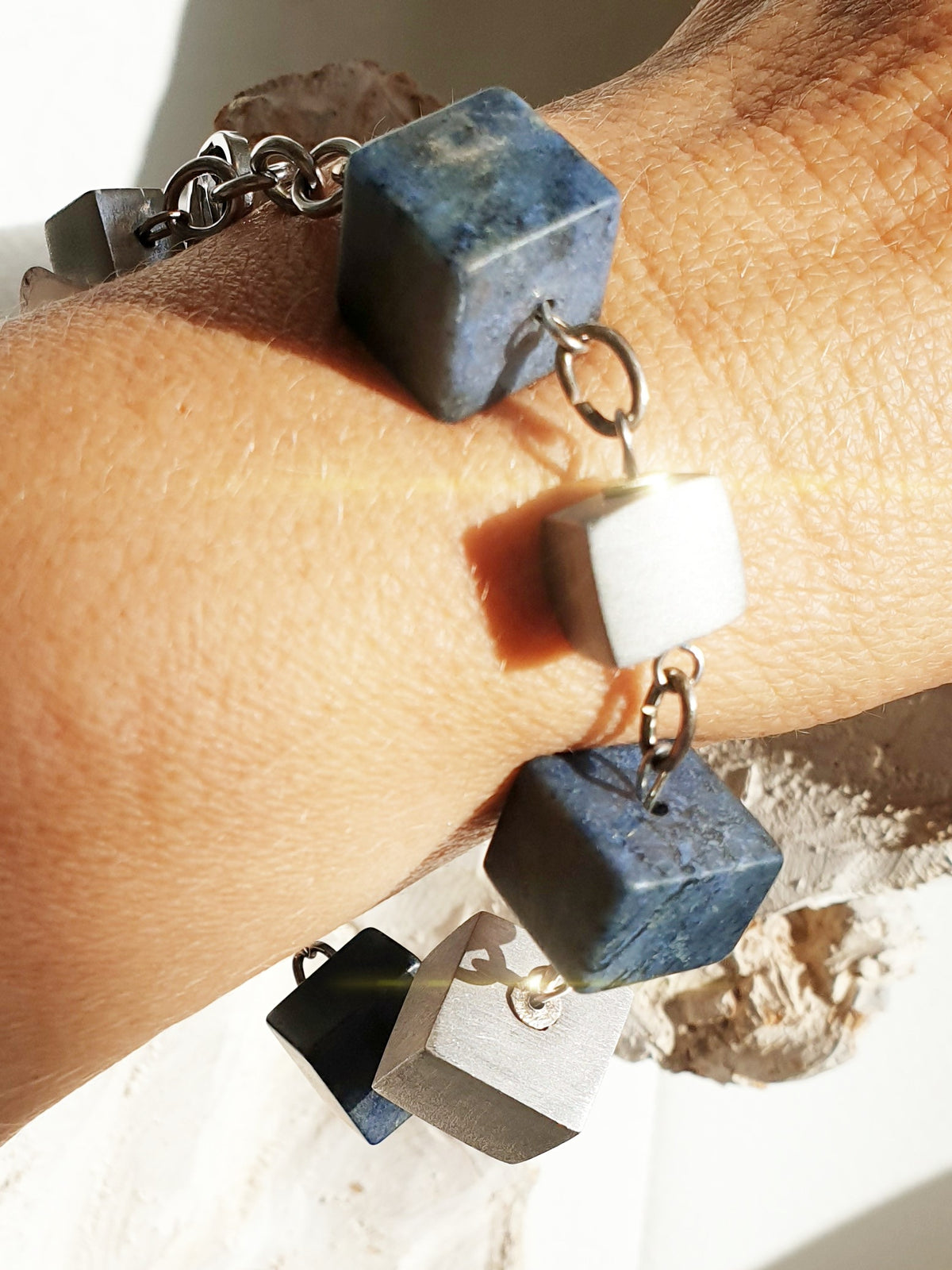 Armband in Blau mit großen dumortierit und Akkuminimum würfeln