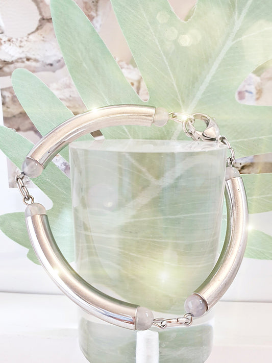 Edelstahlarmband mit dicken Röhrchen und Achatkugeln in Hellgrau