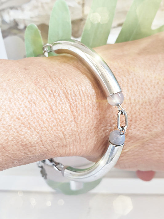 Edelstahlarmband mit dicken Röhrchen und Achatkugeln in Hellgrau