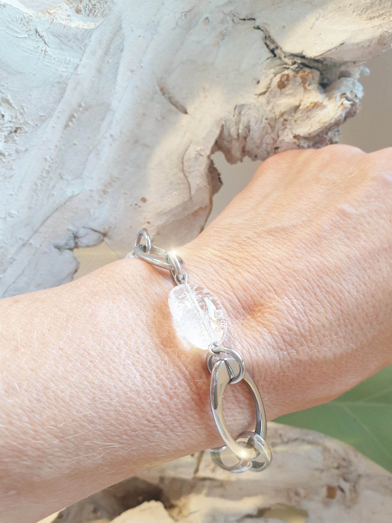 Armband mit großen Gliedern aus Edelstahl und gecrashten Bergkristallen