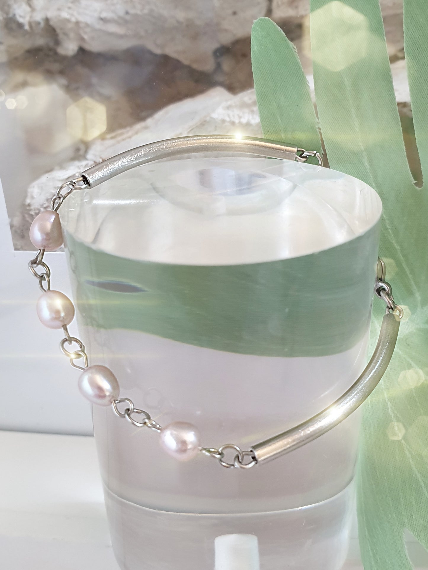 Perlenarmband mit modernen Edelstahlelementen um ja rosa Süßwasserperlen