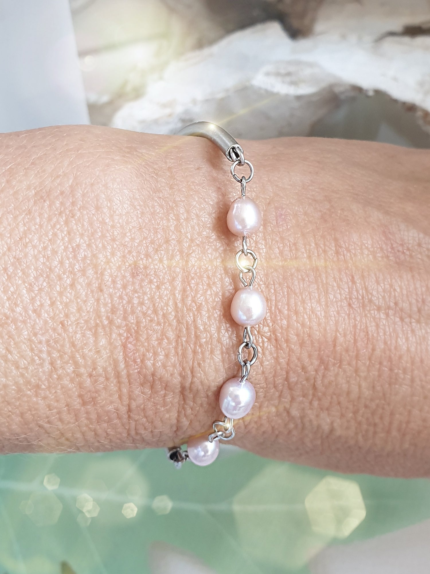 Perlenarmband mit modernen Edelstahlelementen um ja rosa Süßwasserperlen