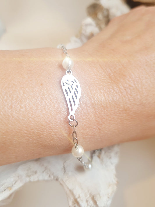 Zartes Armband aus Edelstahl mit Engelsflügel und kleinen Perlen