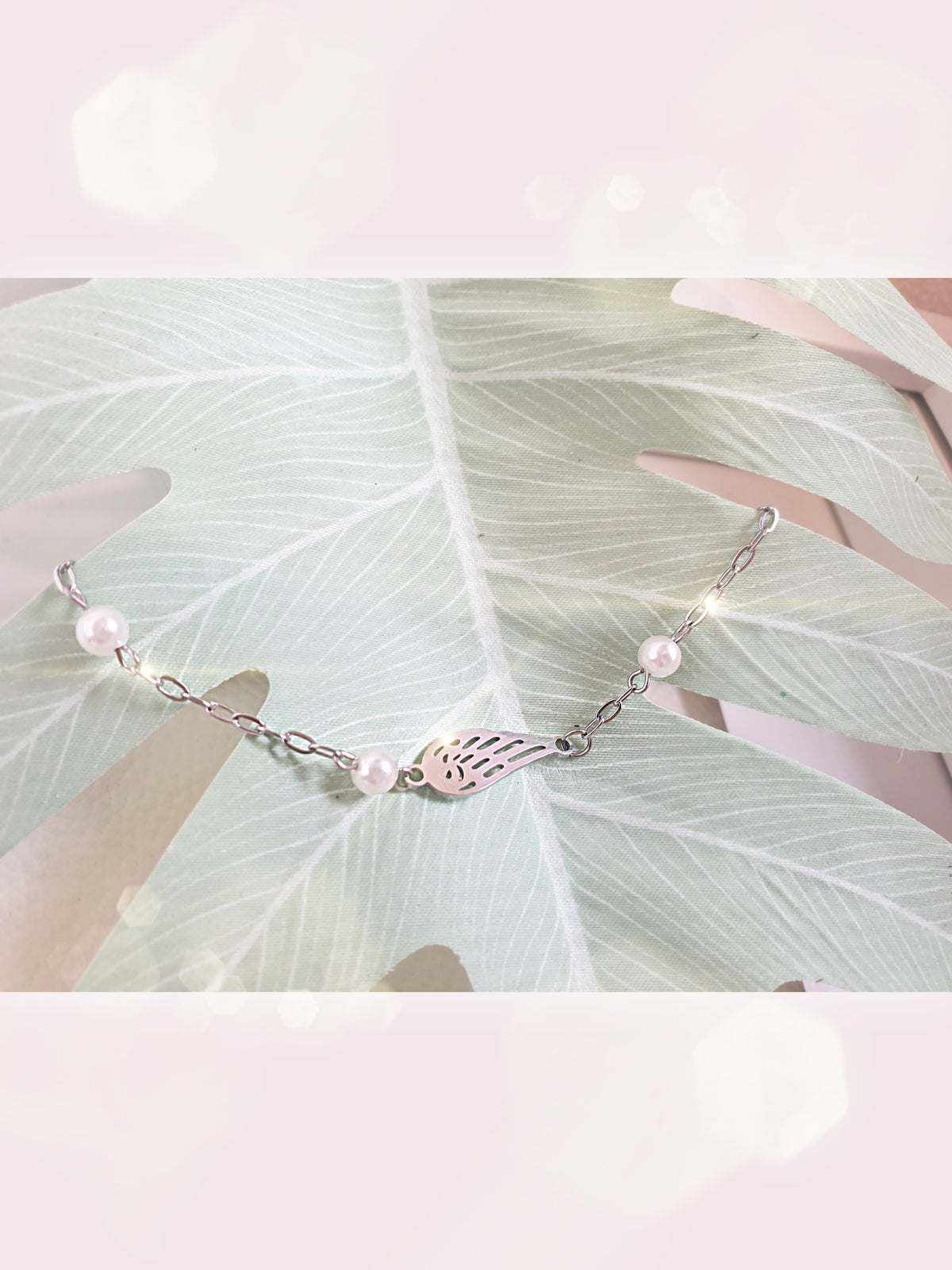 Zartes Armband aus Edelstahl mit Engelsflügel und kleinen Perlen