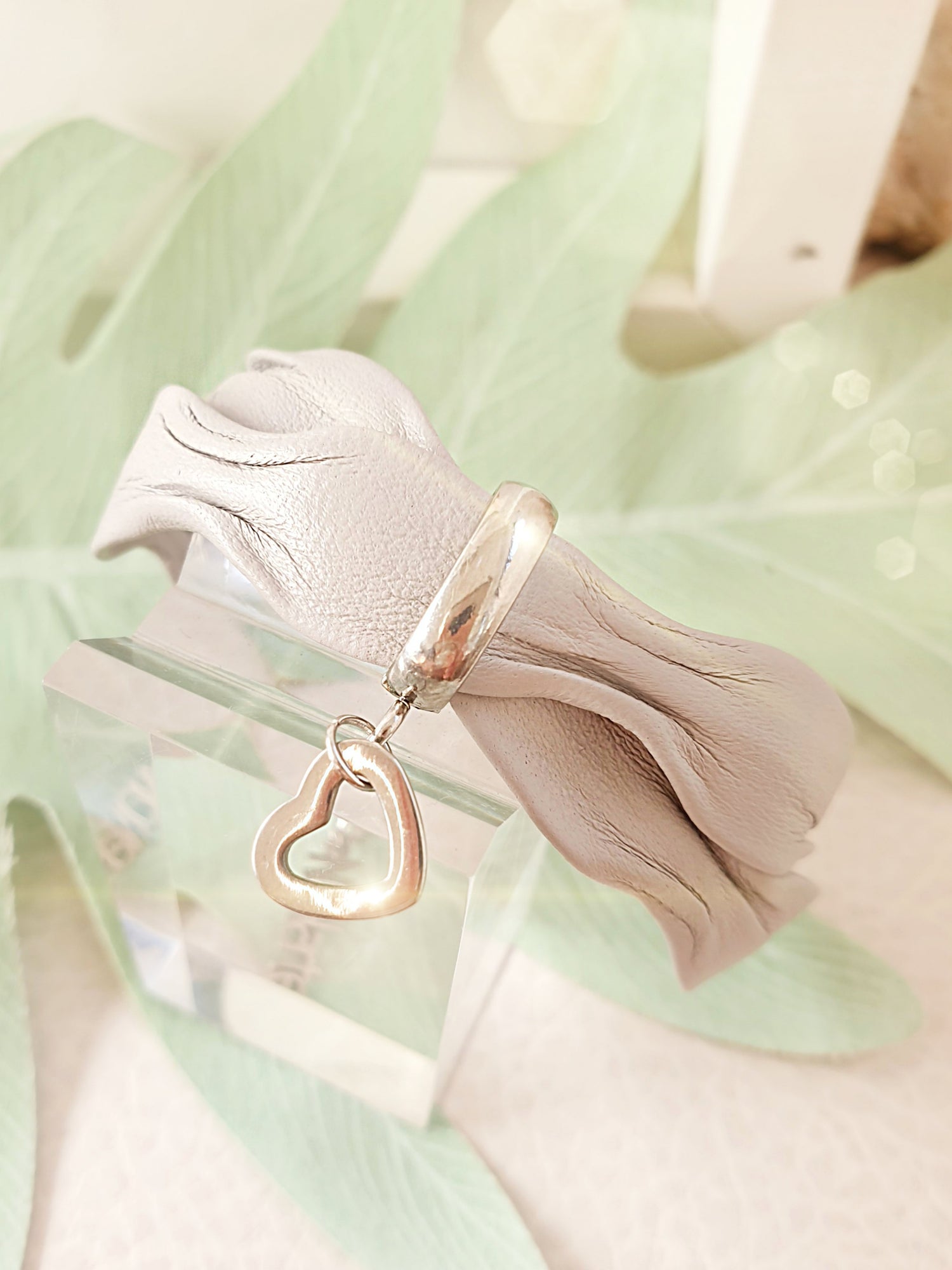 Armband aus grauem Leder mit Herz aus Edelstahl