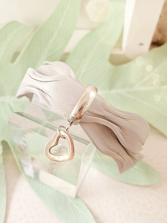 Armband aus grauem Leder mit Herz aus Edelstahl