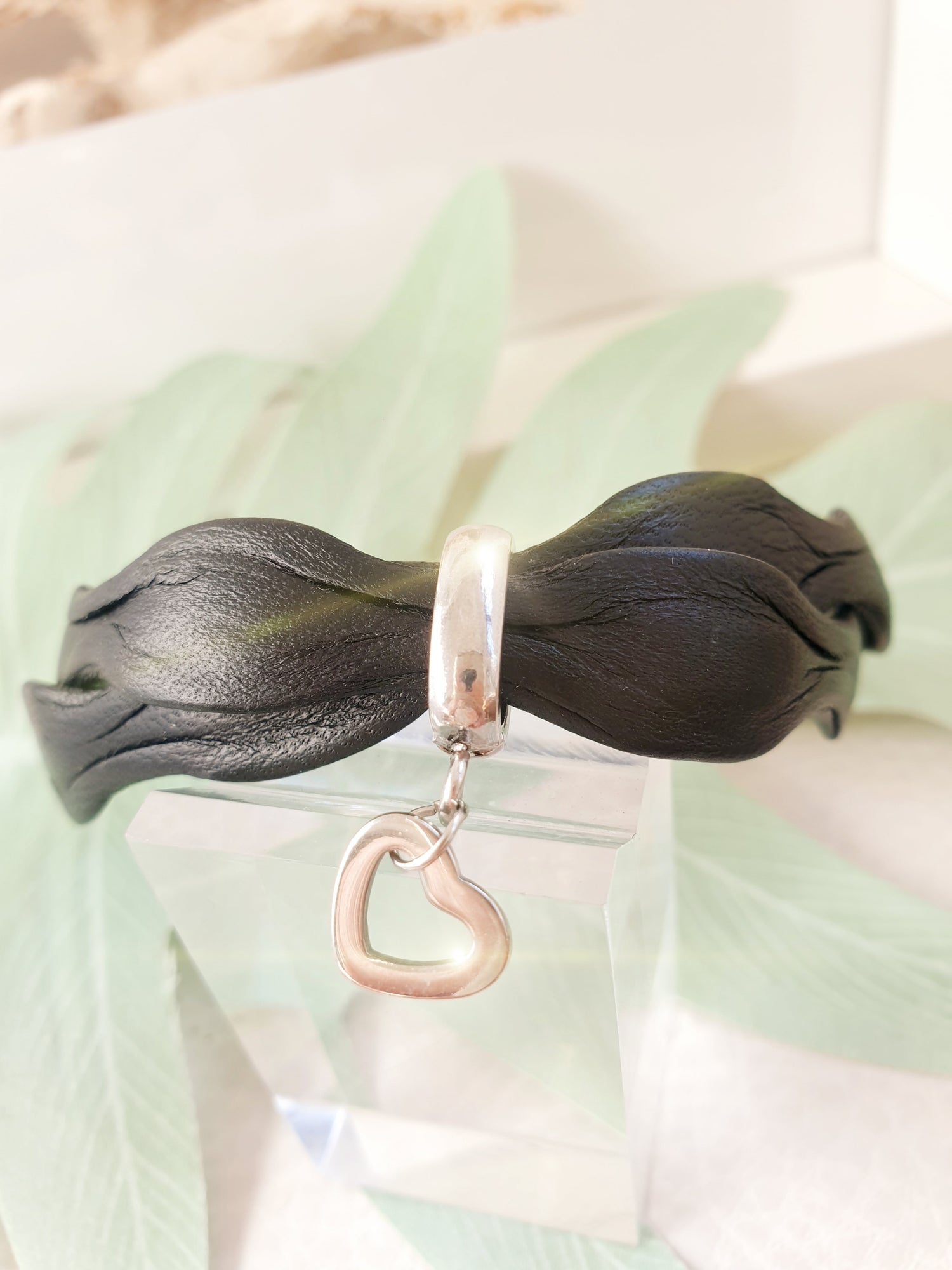 Armband aus schwarzem Leder mit Herz aus Edelstahl