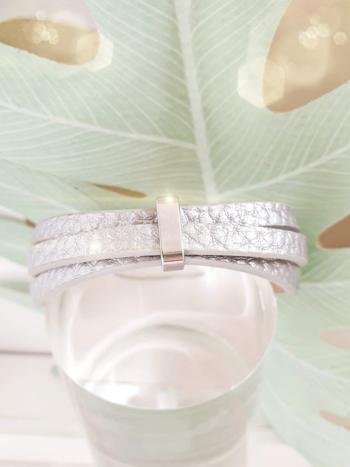 Armband aus silberfarbenem Kunstleder