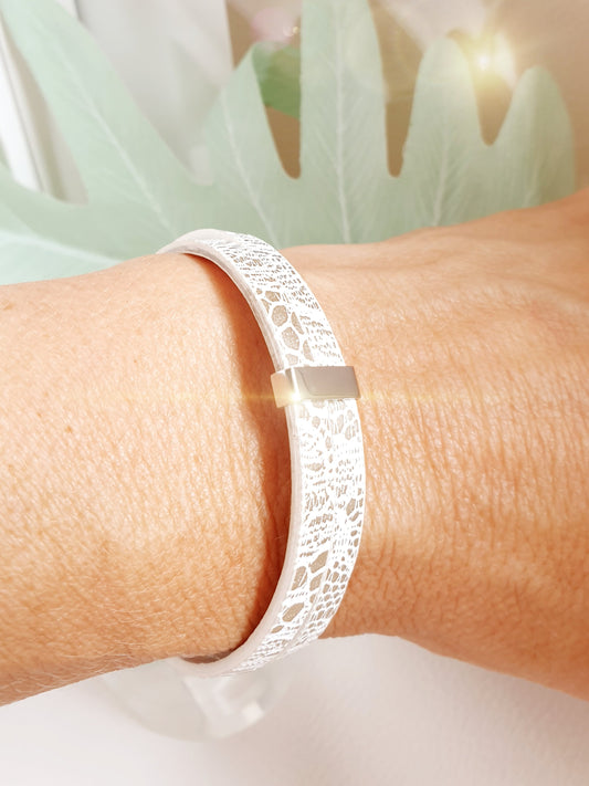 Kunstlederarmband in Weiß mit Reptilprägung in Gold