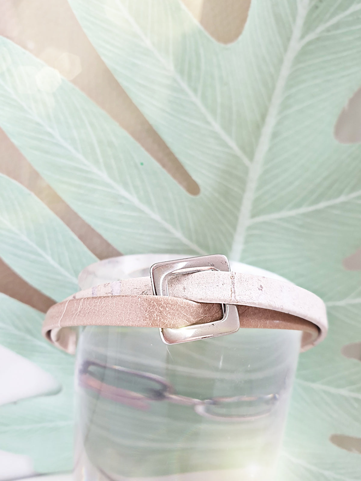 Armband aus Kork und Leder mit Edelstahlelement in Beige