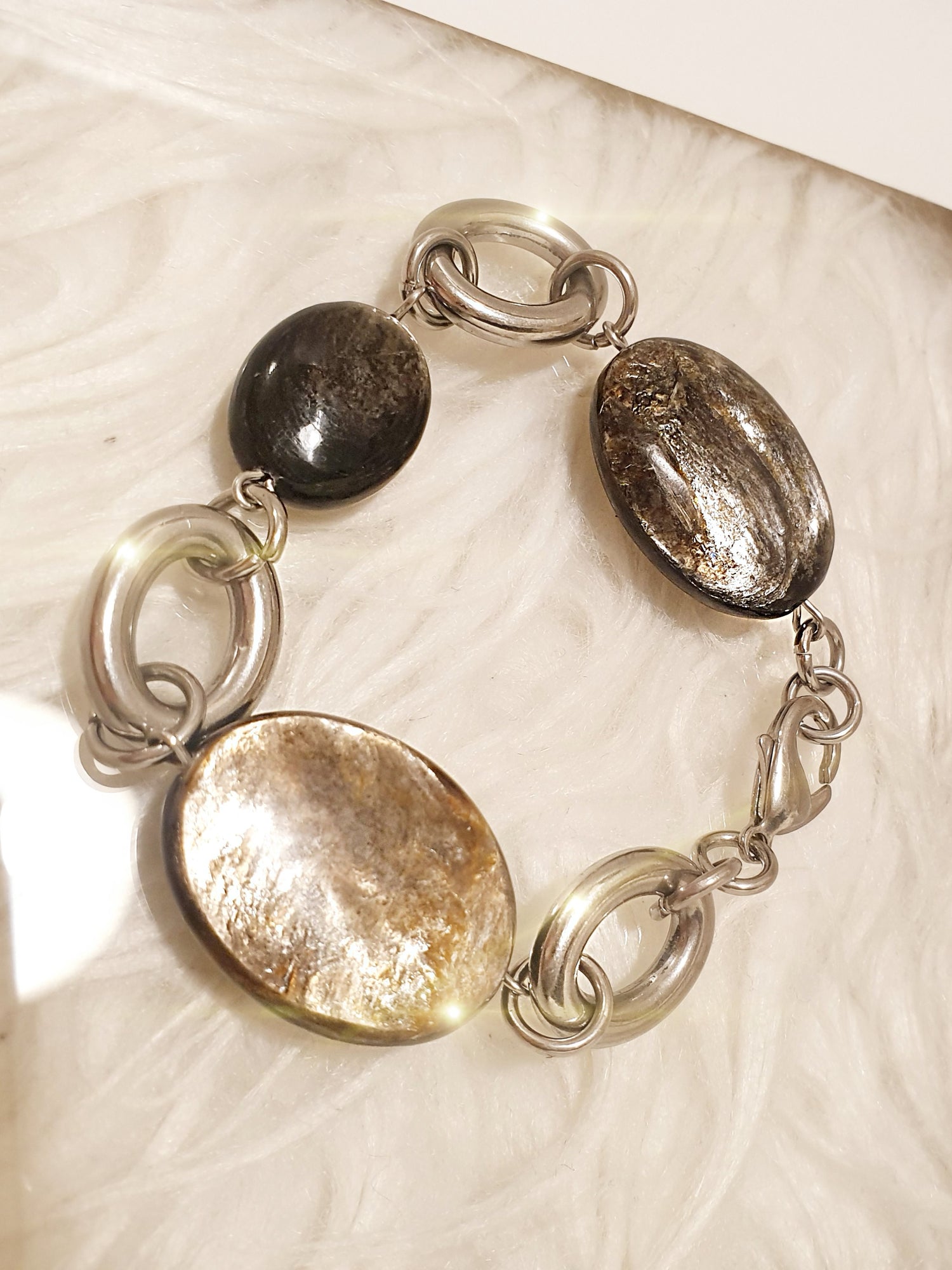 Armband aus Edelstahl mit Muskovitsteinen