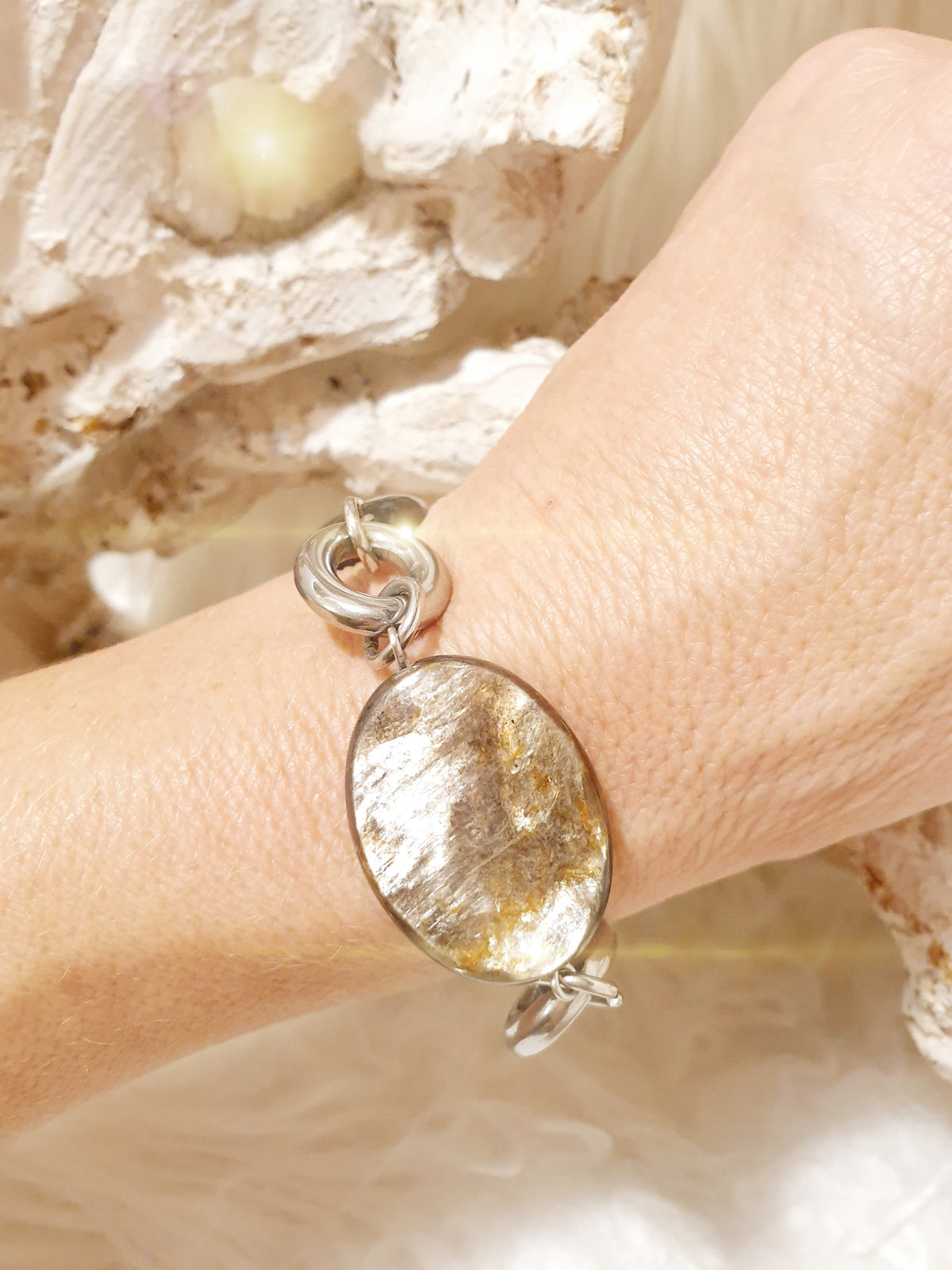 Armband aus Edelstahl mit Muskovitsteinen