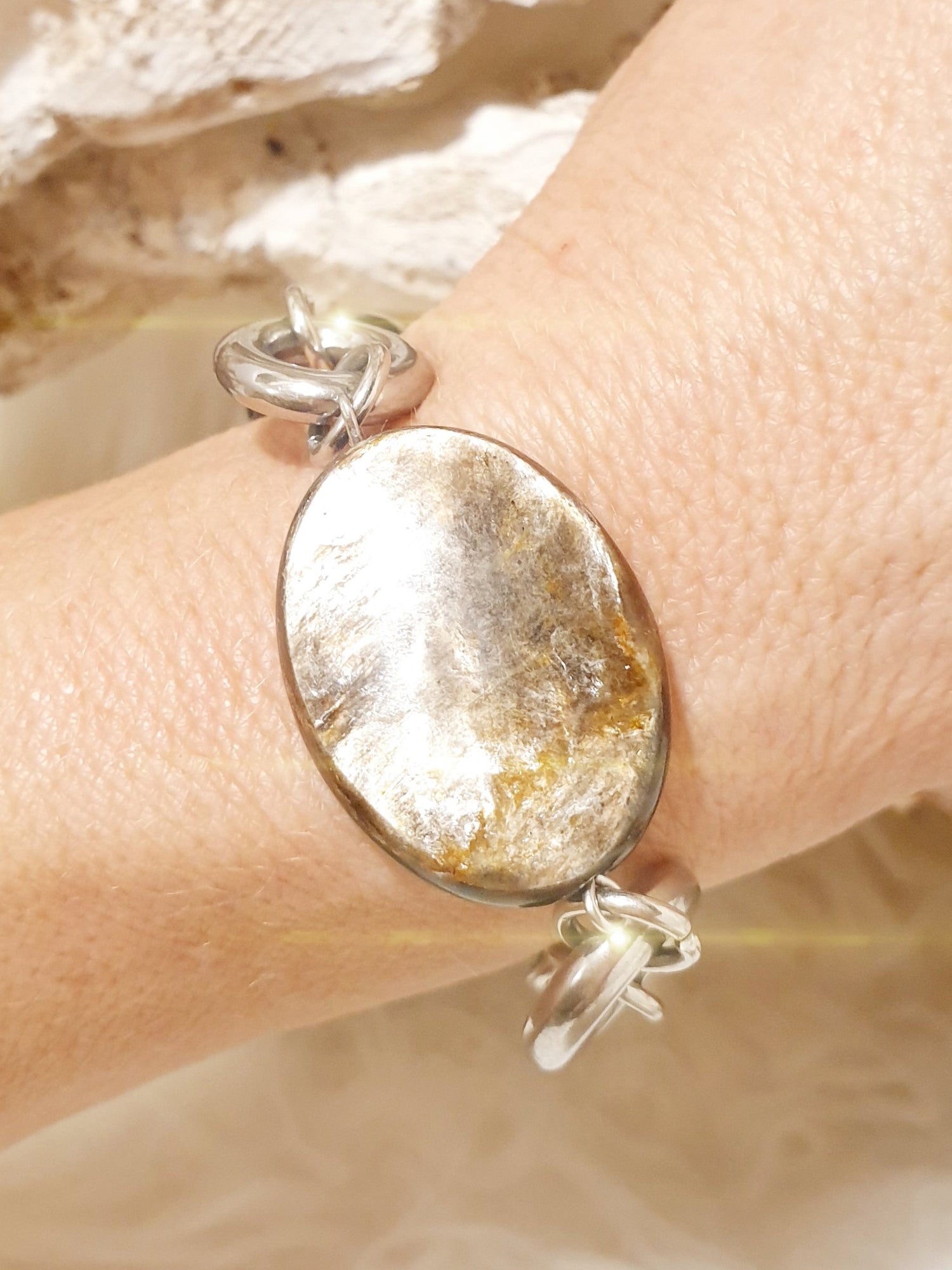 Armband aus Edelstahl mit Muskovitsteinen