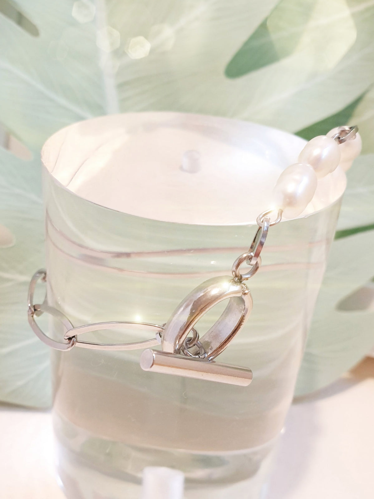 Asymmetrisches Armband mit Perlen und Edelstahl mit Knebelverschluss