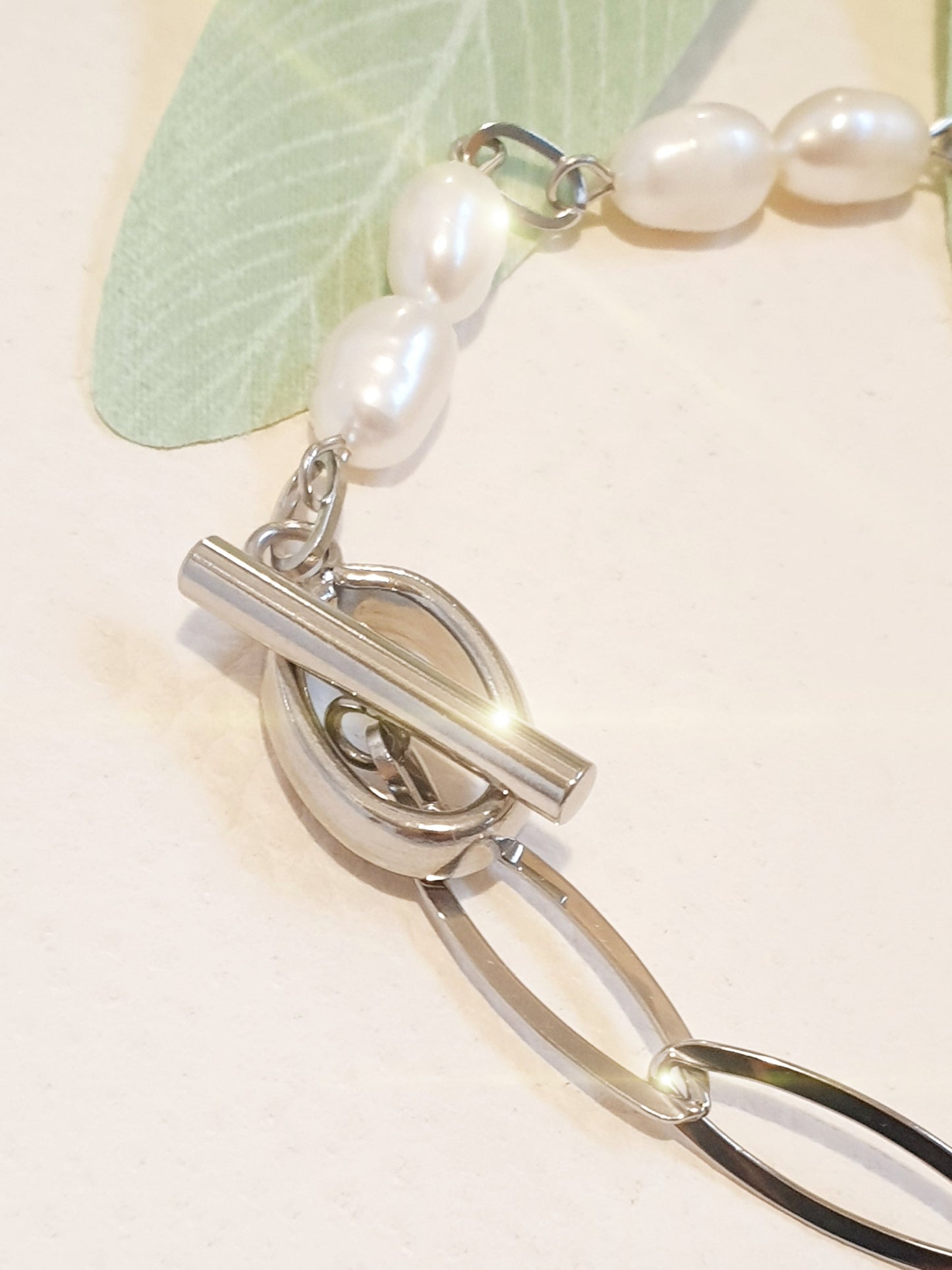 Asymmetrisches Armband mit Perlen und Edelstahl mit Knebelverschluss