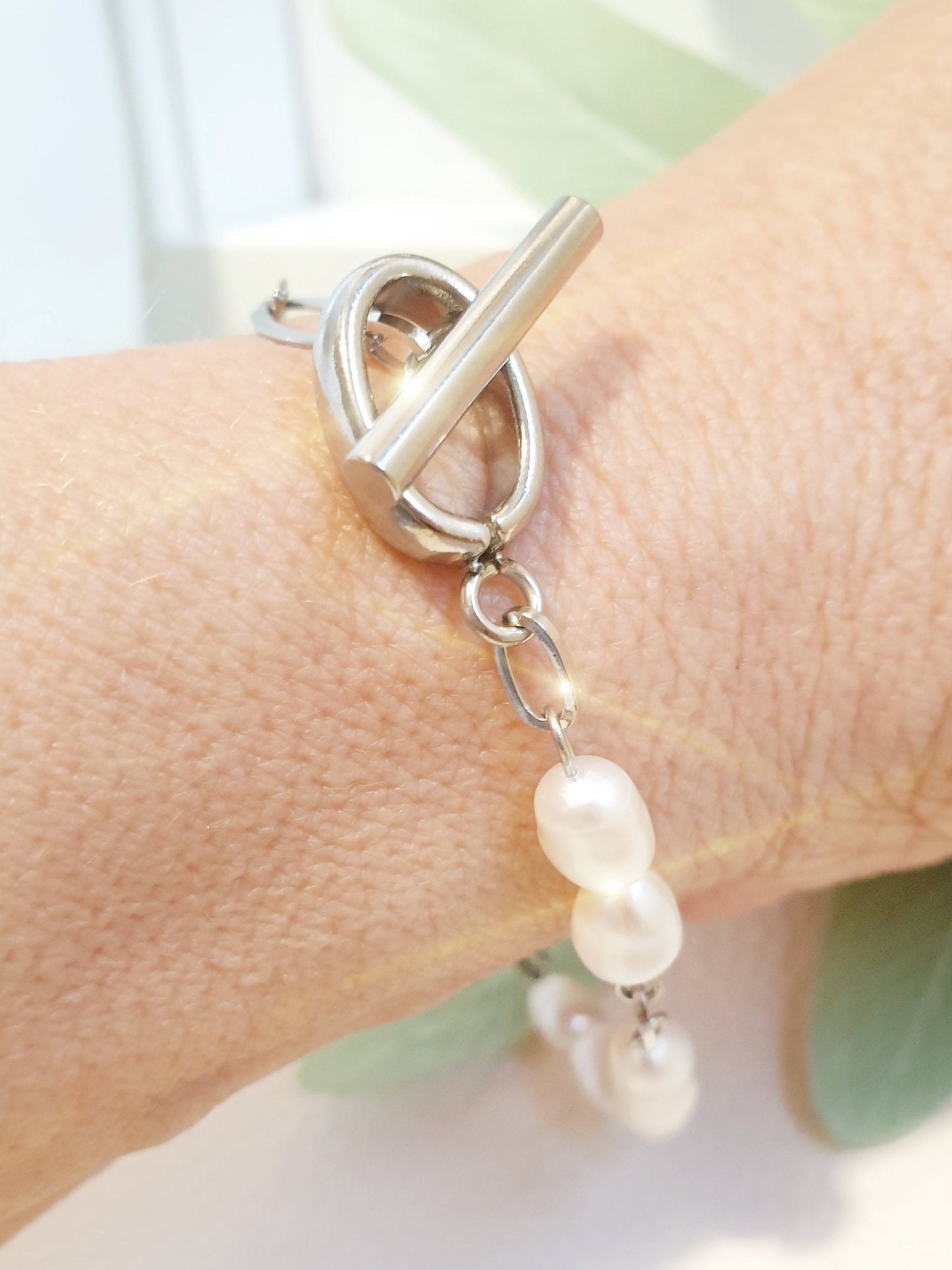 Asymmetrisches Armband mit Perlen und Edelstahl mit Knebelverschluss Silber