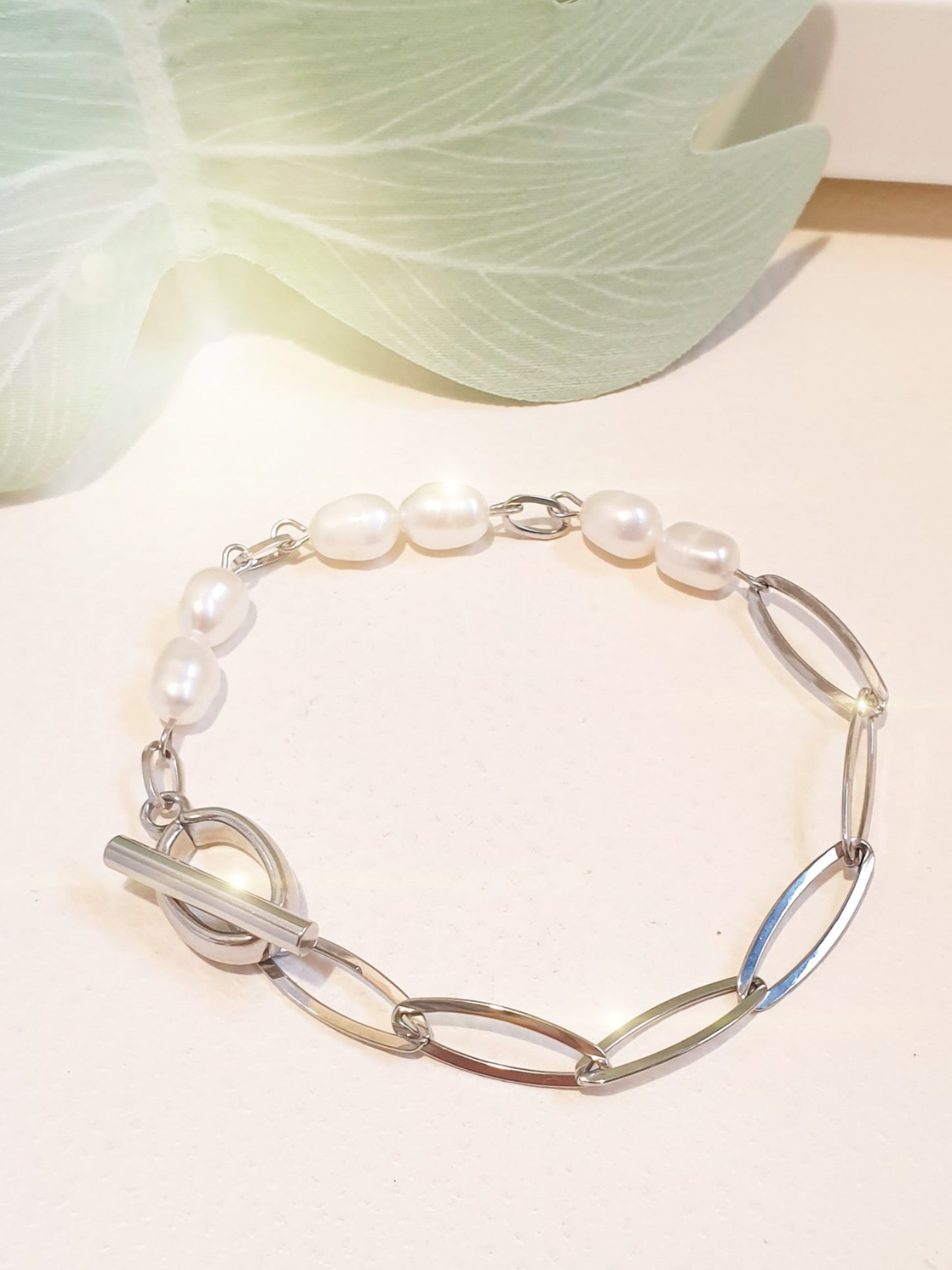 Asymmetrisches Armband mit Perlen und Edelstahl mit Knebelverschluss