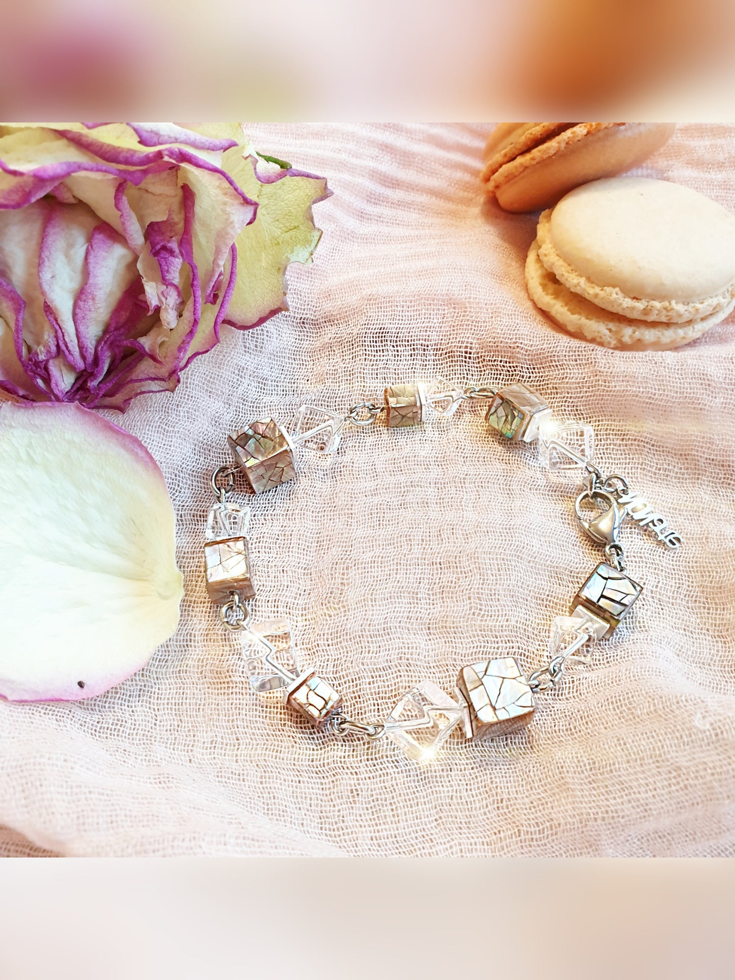 Zierliches Armband mit apricot farbenen Perlmutt- und klaren Bergkristallwürfeln