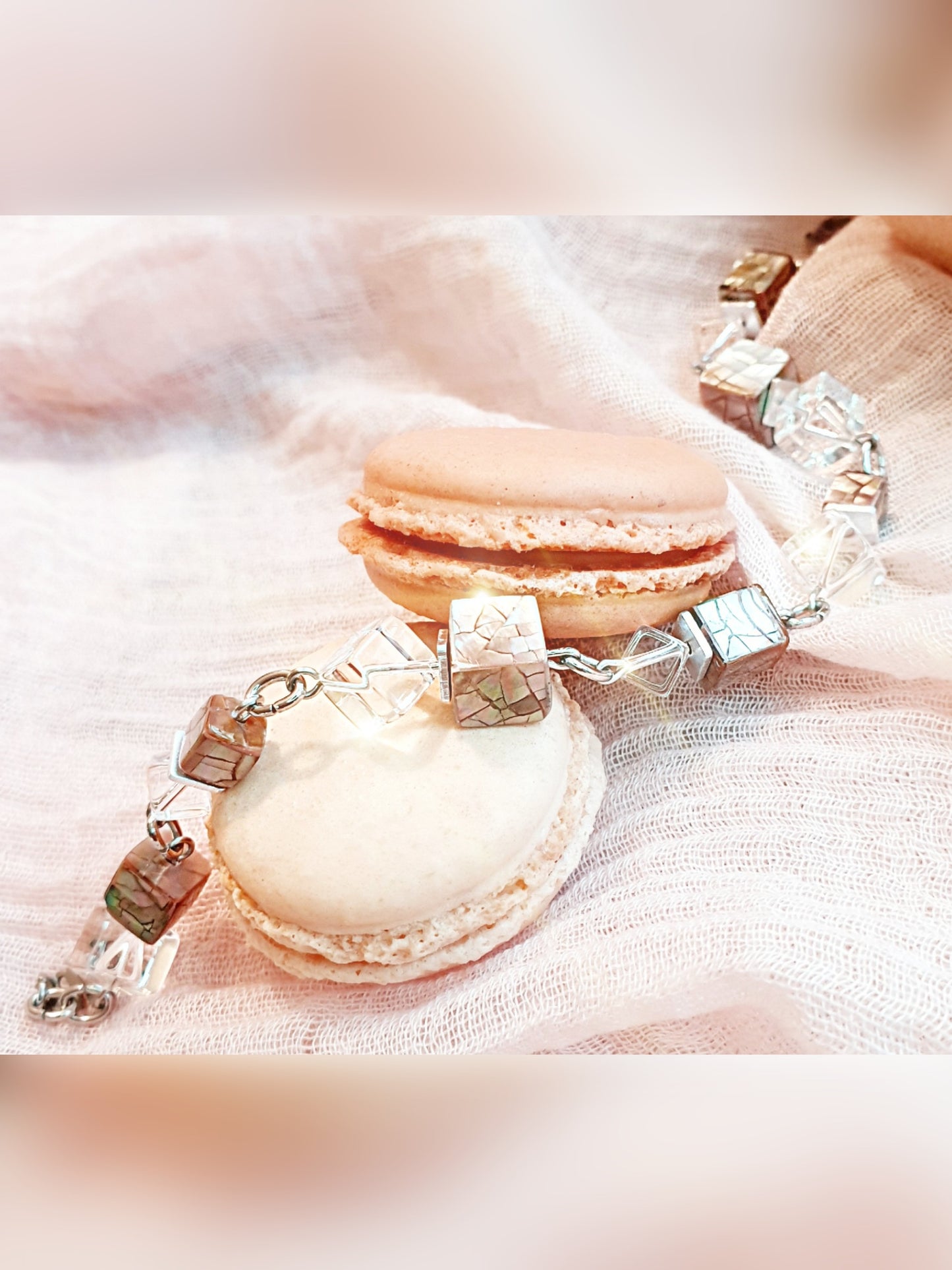 Zierliches Armband mit apricot farbenen Perlmutt- und klaren Bergkristallwürfeln