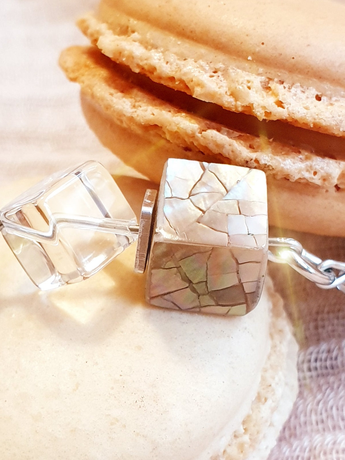 Zierliches Armband mit apricot farbenen Perlmutt- und klaren Bergkristallwürfeln