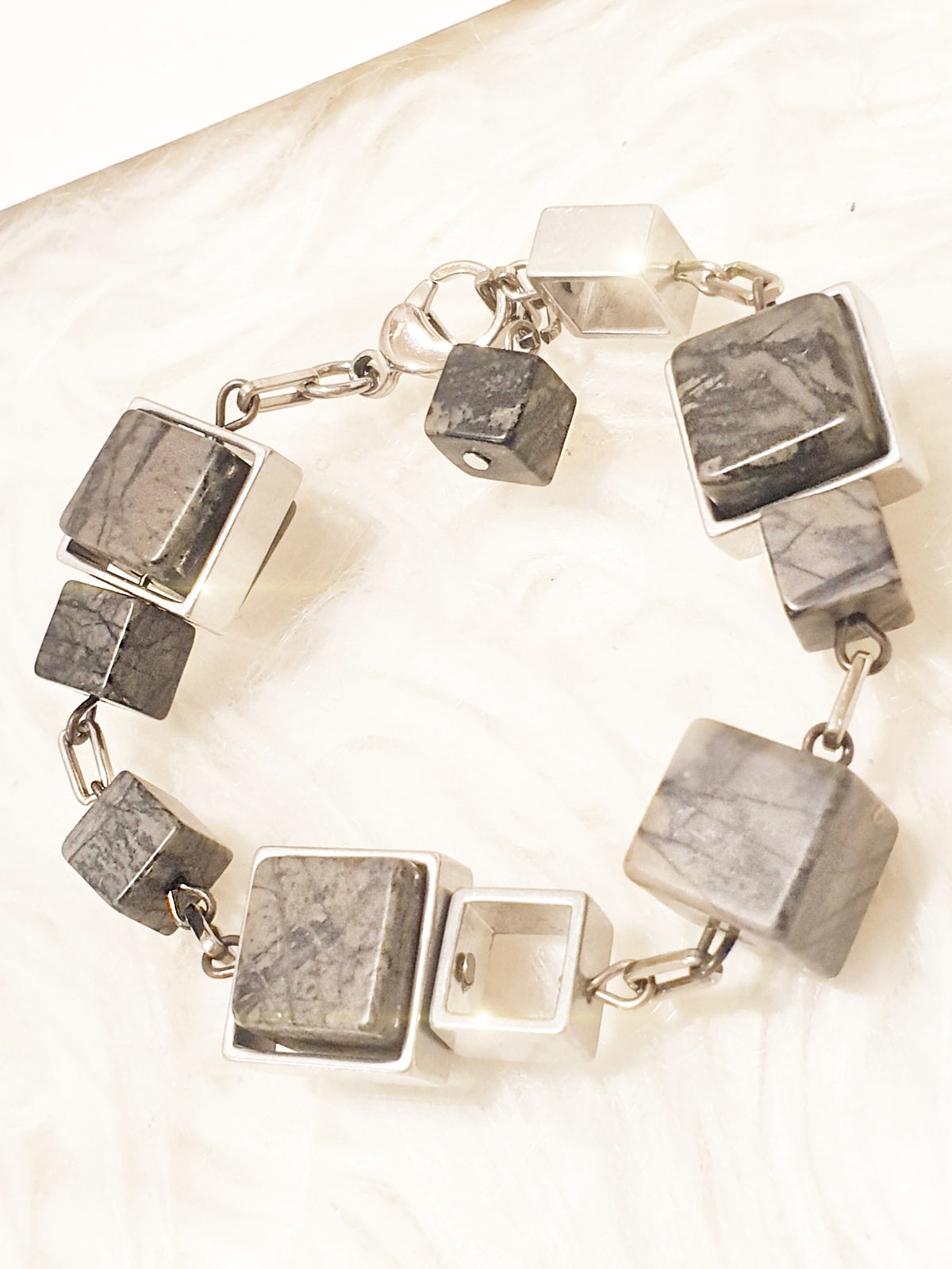 Armband aus Picassojaspis würfeln und Aluminium Elementen