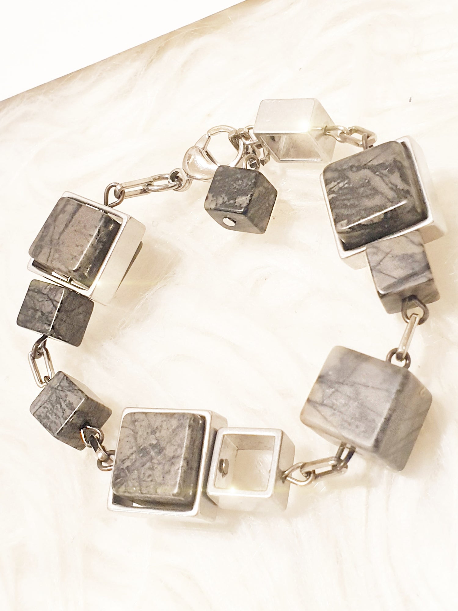 Armband aus Picassojaspis würfeln und Aluminium Elementen