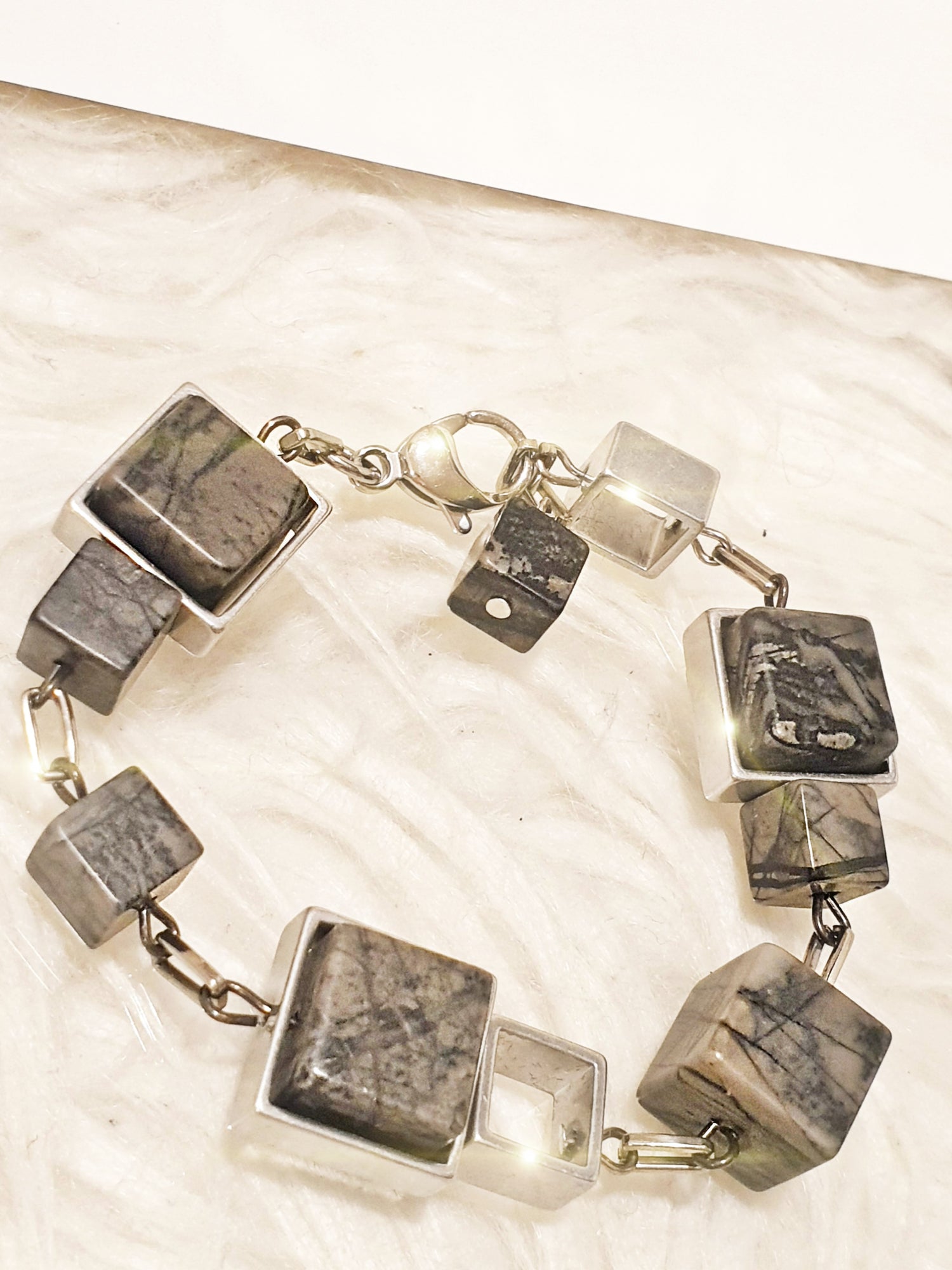 Armband aus Picassojaspis würfeln und Aluminium Elementen