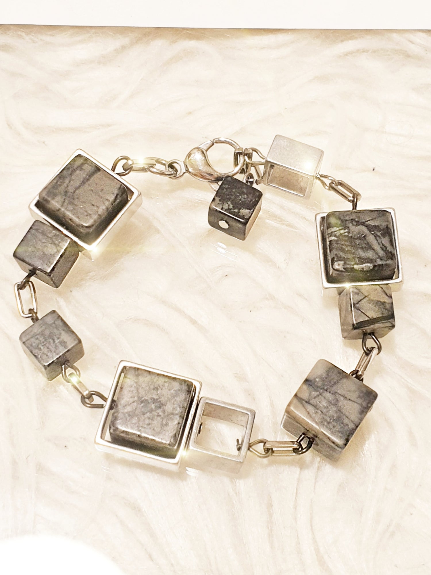 Armband aus Picassojaspis würfeln und Aluminium Elementen